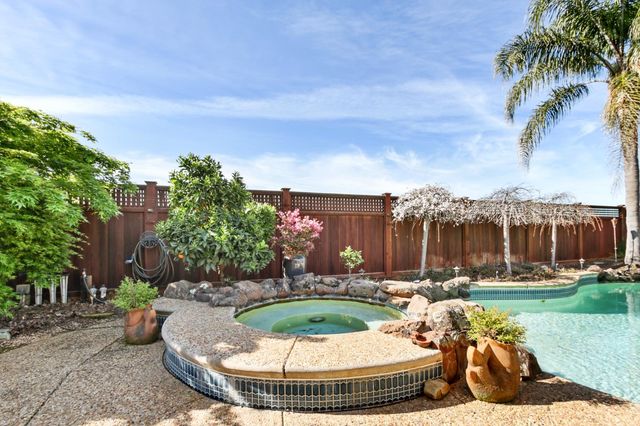 702 Shakeley Ln, Ione, CA 95640