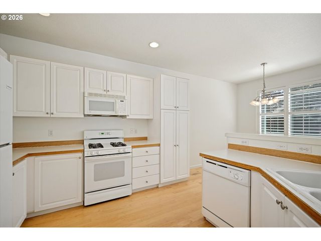 5648 Ne CADDIS Dr, Hillsboro, OR 97124