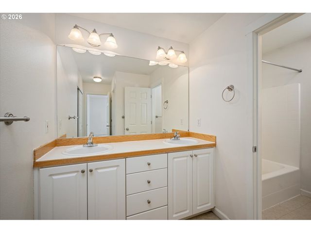 5648 Ne CADDIS Dr, Hillsboro, OR 97124