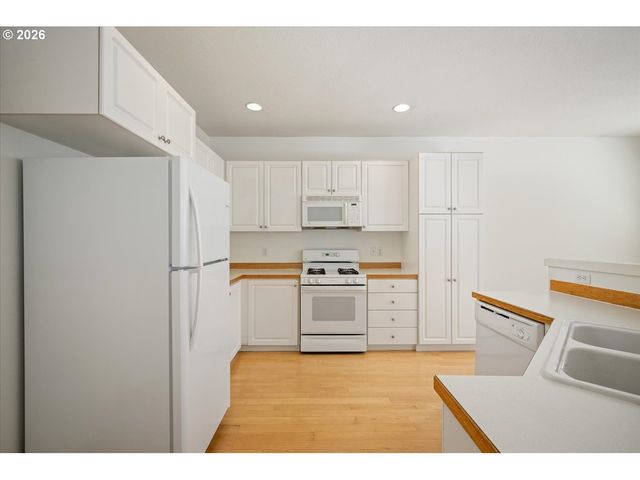 5648 Ne CADDIS Dr, Hillsboro, OR 97124