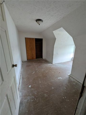 709 Fruit Way, Mckees Rocks, PA 15136