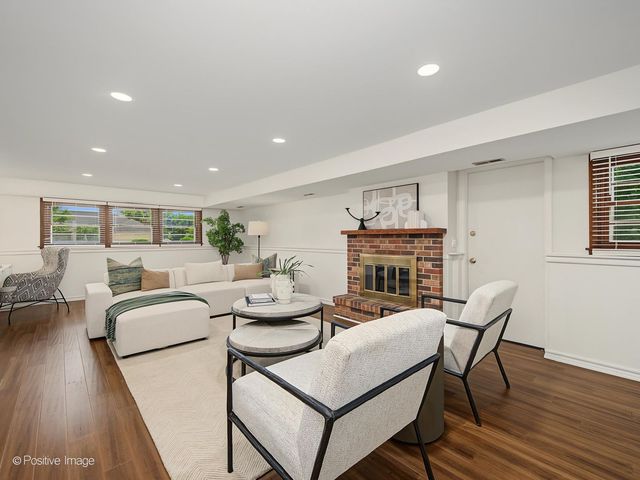 800 Marston Avenue NE, Glen Ellyn, IL 60137