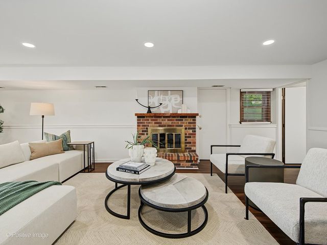 800 Marston Avenue NE, Glen Ellyn, IL 60137
