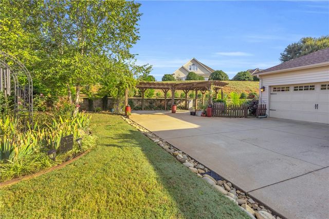 105 Bur Oak Drive, Taylors, SC 29687