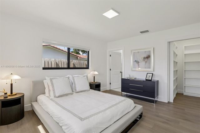 1960 NE 32nd St, Lighthouse Point, FL 33064