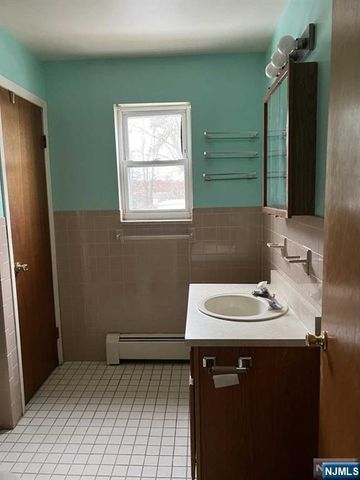 17 Manchester Court, Wayne, NJ 07470
