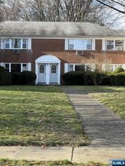 17 Manchester Court, Wayne, NJ 07470
