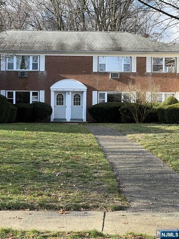 17 Manchester Court, Wayne, NJ 07470