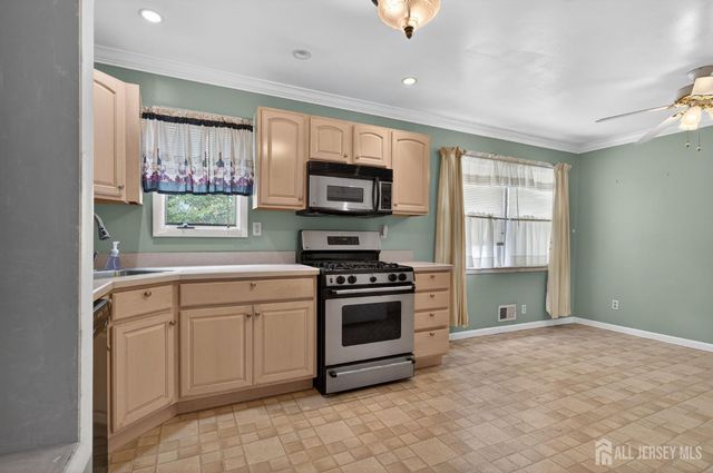 24 Moryan Road, Edison, NJ 08817