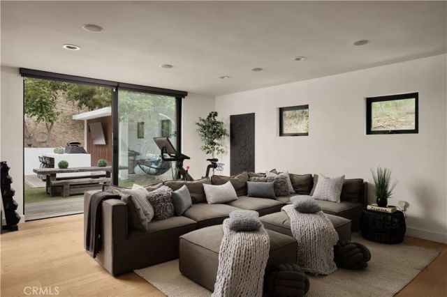 4472 Louise Avenue, Encino, CA 91316