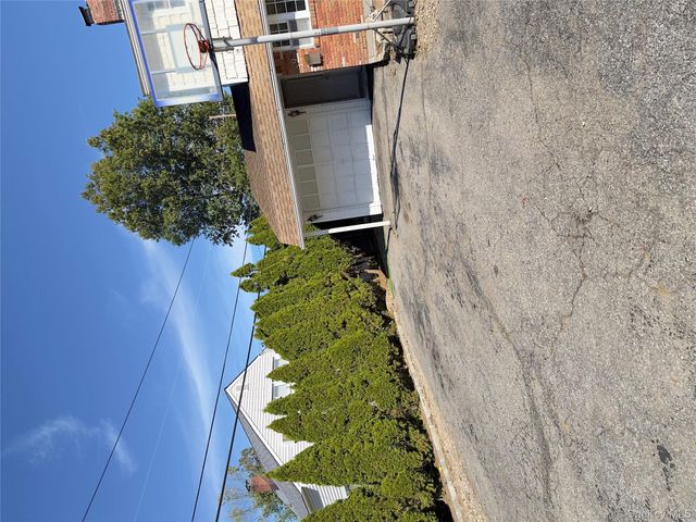 39 Alpine Lane, Hicksville, NY 11801