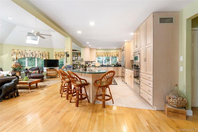 21 Bay Avenue W, Hampton Bays, NY 11946
