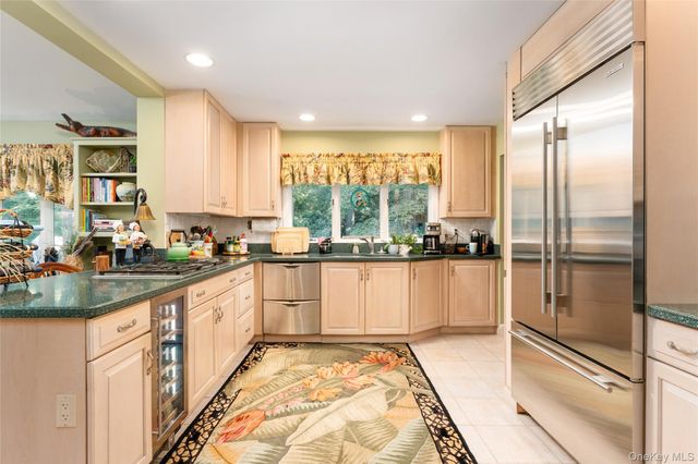 21 Bay Avenue W, Hampton Bays, NY 11946