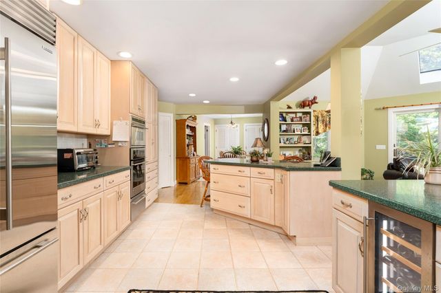21 Bay Avenue W, Hampton Bays, NY 11946