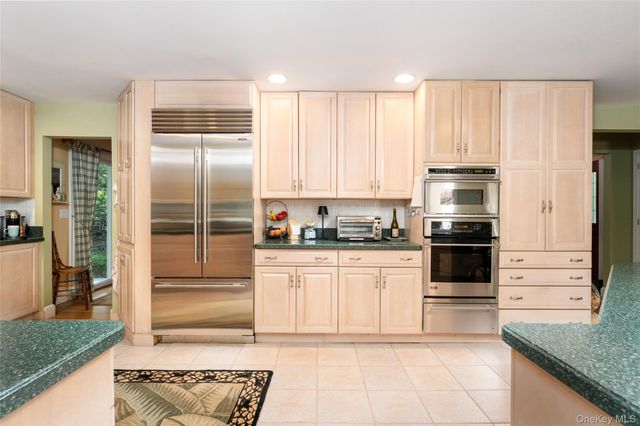 21 Bay Avenue W, Hampton Bays, NY 11946