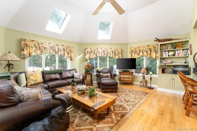 21 Bay Avenue W, Hampton Bays, NY 11946