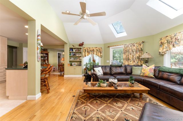 21 Bay Avenue W, Hampton Bays, NY 11946