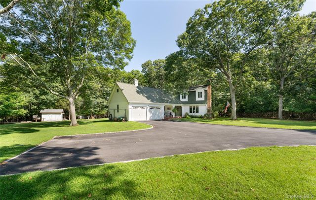 21 Bay Avenue W, Hampton Bays, NY 11946