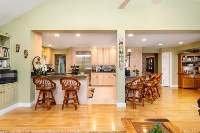 21 Bay Avenue W, Hampton Bays, NY 11946