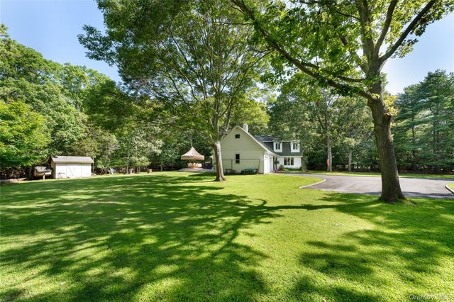 21 Bay Avenue W, Hampton Bays, NY 11946