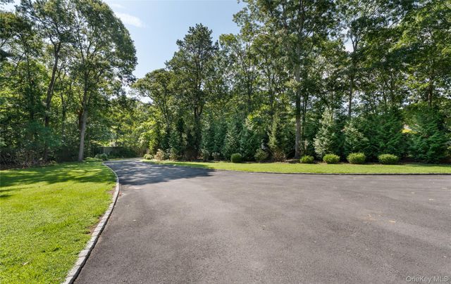 21 Bay Avenue W, Hampton Bays, NY 11946