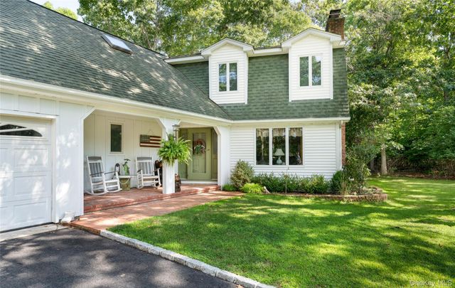21 Bay Avenue W, Hampton Bays, NY 11946
