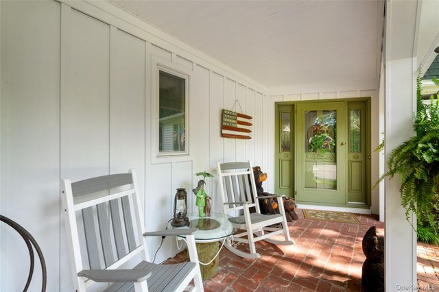 21 Bay Avenue W, Hampton Bays, NY 11946