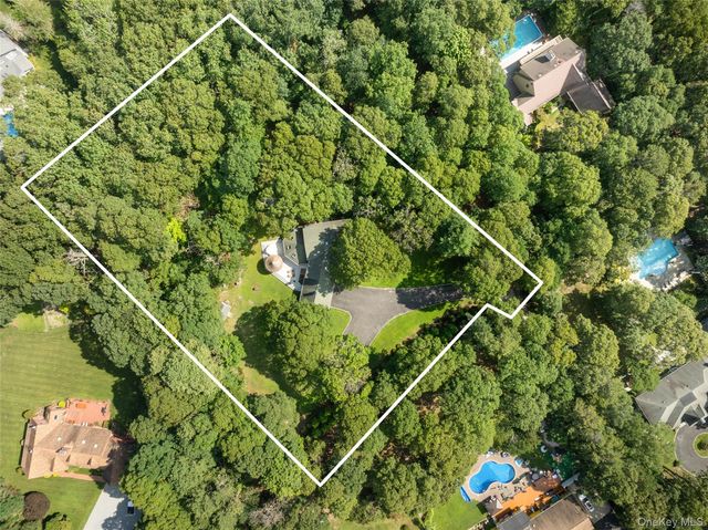 21 Bay Avenue W, Hampton Bays, NY 11946