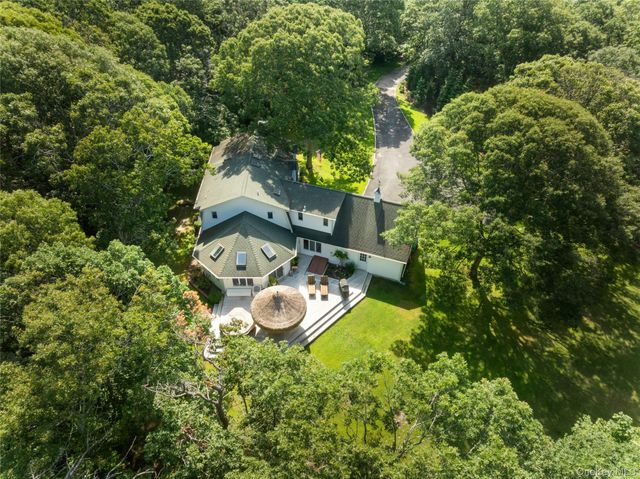 21 Bay Avenue W, Hampton Bays, NY 11946