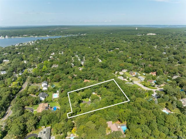 21 Bay Avenue W, Hampton Bays, NY 11946