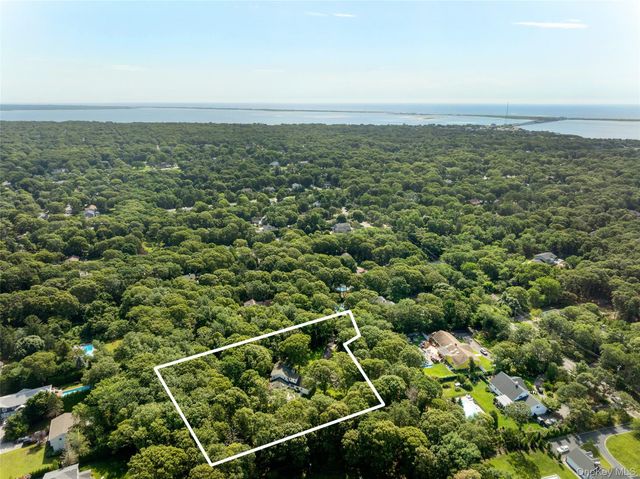 21 Bay Avenue W, Hampton Bays, NY 11946