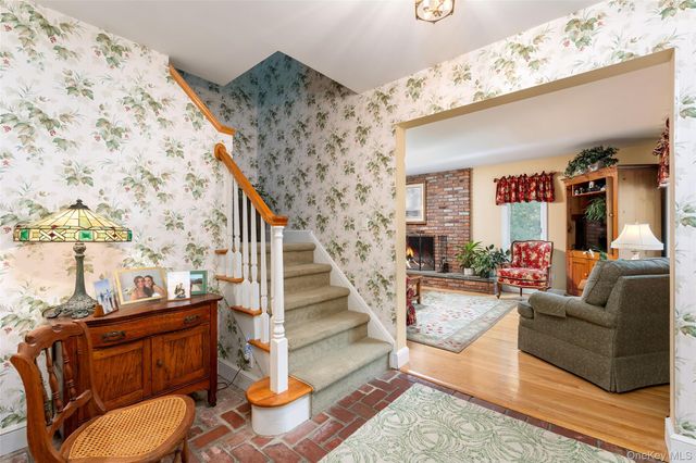 21 Bay Avenue W, Hampton Bays, NY 11946