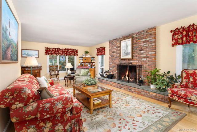 21 Bay Avenue W, Hampton Bays, NY 11946