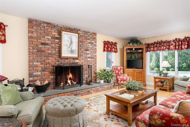 21 Bay Avenue W, Hampton Bays, NY 11946