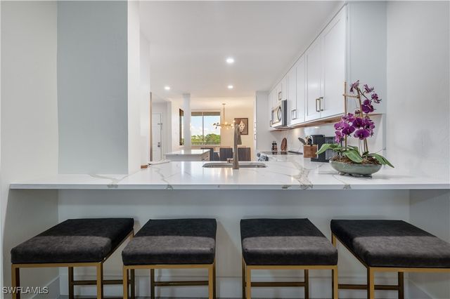 11118 Gulfshore 203, Naples, FL 34108