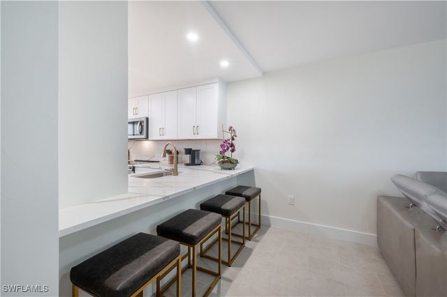 11118 Gulfshore 203, Naples, FL 34108