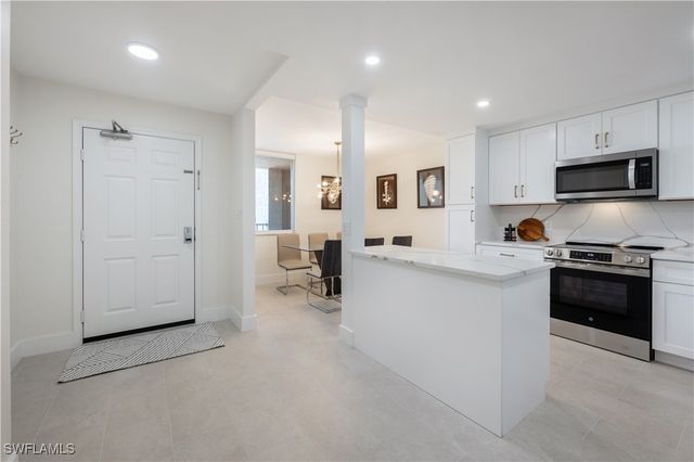 11118 Gulfshore 203, Naples, FL 34108