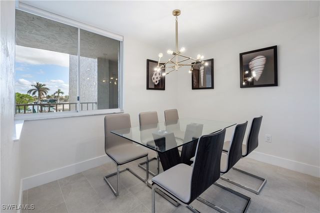 11118 Gulfshore 203, Naples, FL 34108