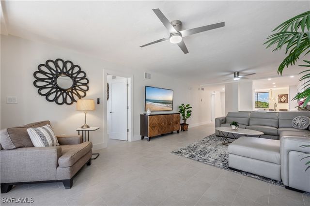 11118 Gulfshore 203, Naples, FL 34108