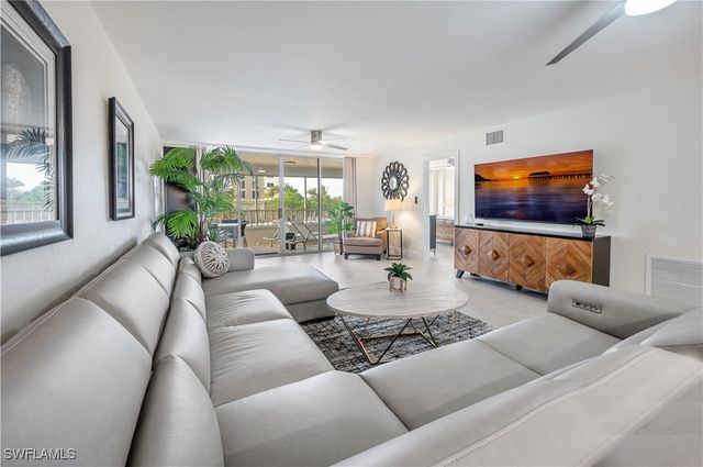 11118 Gulfshore 203, Naples, FL 34108