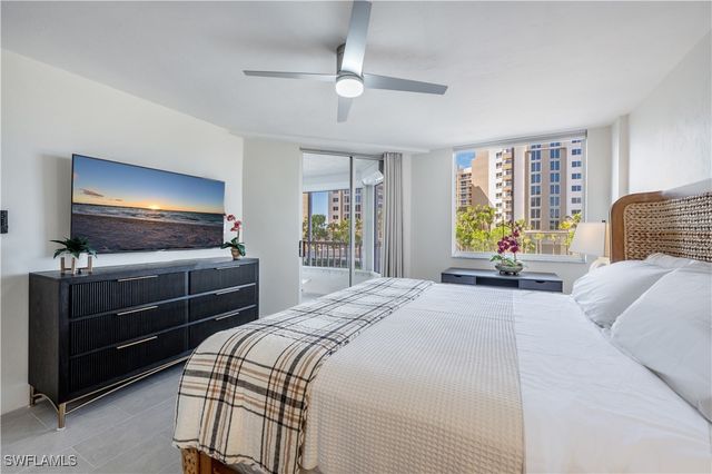 11118 Gulfshore 203, Naples, FL 34108