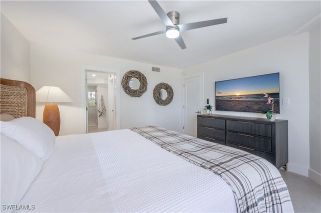 11118 Gulfshore 203, Naples, FL 34108