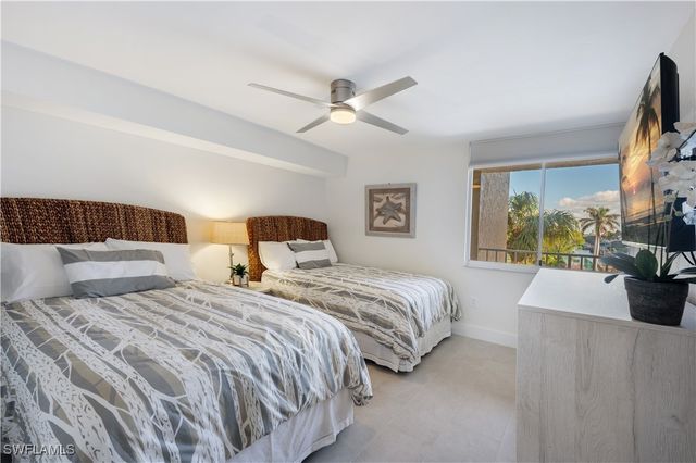 11118 Gulfshore 203, Naples, FL 34108