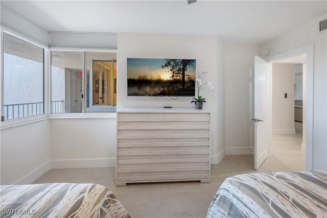 11118 Gulfshore 203, Naples, FL 34108