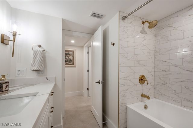 11118 Gulfshore 203, Naples, FL 34108