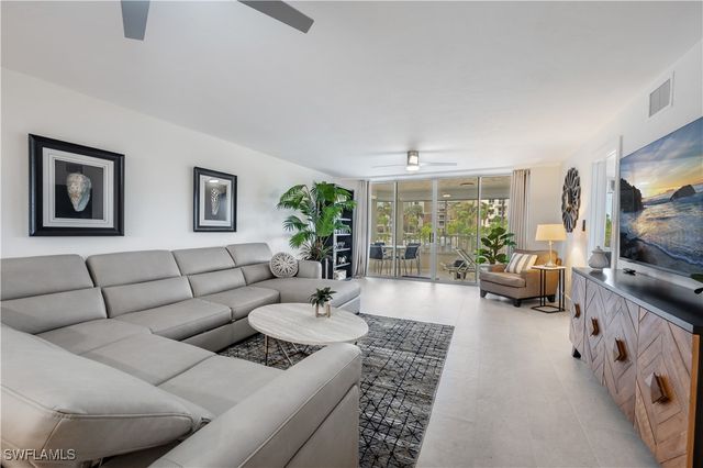 11118 Gulfshore 203, Naples, FL 34108