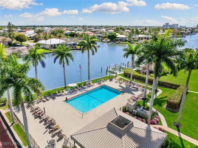 11118 Gulfshore 203, Naples, FL 34108