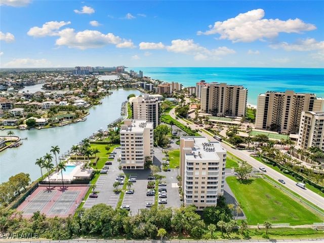 11118 Gulfshore 203, Naples, FL 34108