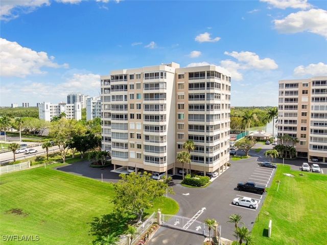 11118 Gulfshore 203, Naples, FL 34108