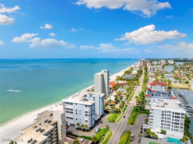 11118 Gulfshore 203, Naples, FL 34108